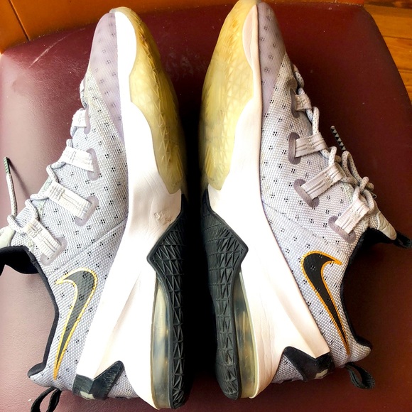 Nike Lebron James XIII Low Cool Grey/ Mtllc Gold, White, Black Men Size 10 - Picture 6 of 8